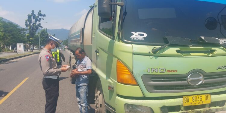 Petugas di Padang patroli pengendara truk yang menggunakan SIM palsu