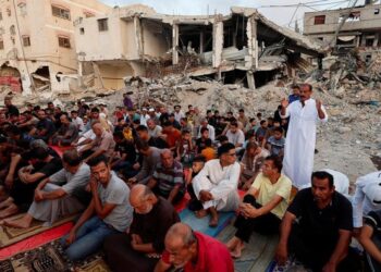 Warga Palestina mengadakan salat Idul Adha di dekat reruntuhan masjid Al-Rahma di Khan Younis, Jalur Gaza, Minggu (16/6/2024).