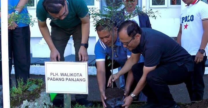 Pemko Padang Panjang bagikan bibit tanaman