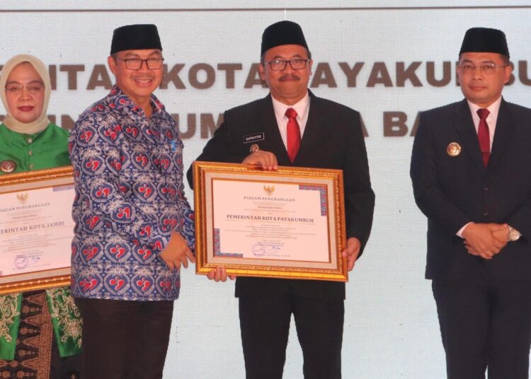 Kepala BKKBN Hasto Wardoyo menyerahkan pengharaan iBangga kepada Pj Wali Kota Payakumbuh Suprayitno pada peringatan puncak Hari Keluarga Nasional (Harganas) ke-31 Tahun 2024 di Kota Semarang, Jawa Tengah, Sabtu (29/6/2024).