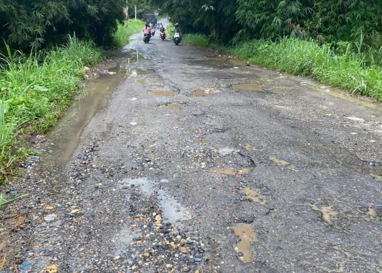 Jalan provinsi penghubung Payakumbuh-Lintau yang rusak parah