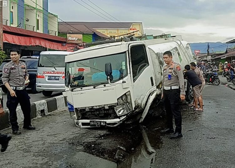 Kecelakaan truk di Padang