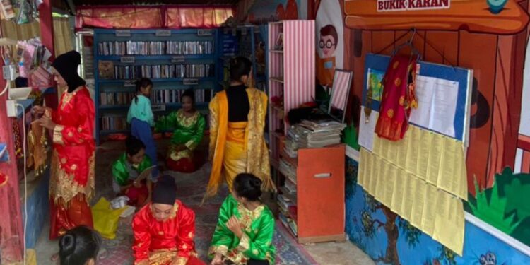 Dinas Perpustakaan dan Kearsipan(Disperpusip) Kota Padang meluncurkan program 1000 buku, di Taman Bacaan Masyarakat