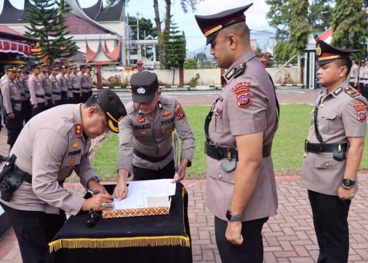 Serah terima jabatan  Kasat Lantas di halaman Mapolres Pasaman, Senin (22/7/2024).