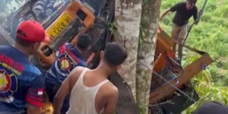 Momen sopir truk terjepit kendaraannya di Malalak Agam