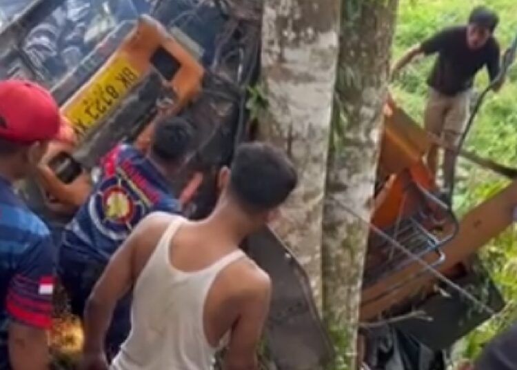 Momen sopir truk terjepit kendaraannya di Malalak Agam