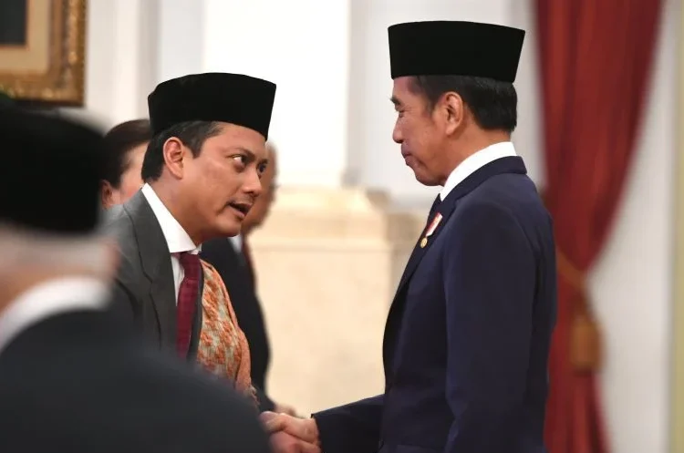 Presiden Joko Widodo melantik Thomas Djiwandono sebagai Wakil Menteri Keuangan (Wamenkeu) di Istana Negara pada Kamis (18/7/2024) sore. Foto: Antara