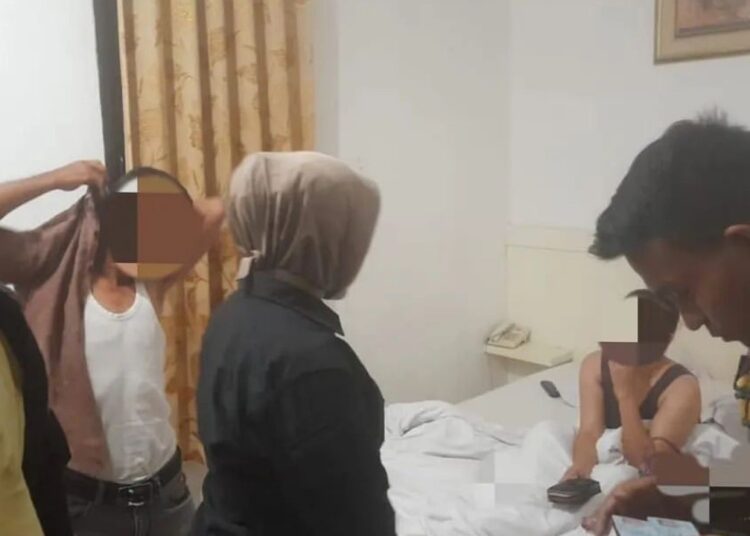 Pasangan ilegal alias tanpa ikatan pernikahan terciduk saat berada dalam kamar penginapan di kawasan Padang Barat, Kota Padang pada Selasa (2/7/24) dini hari.