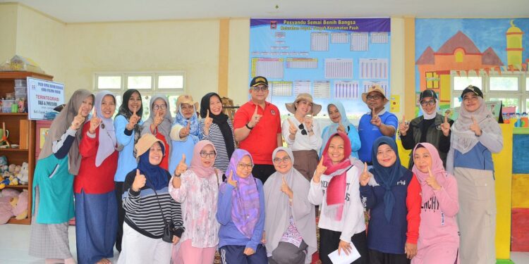 Pj Wali Kota Padang bersama kader Posyandu Semai Benih Bangsa (SBB) Palimo, Kelurahan Cupak Tangah, Kecamatan Pauh.