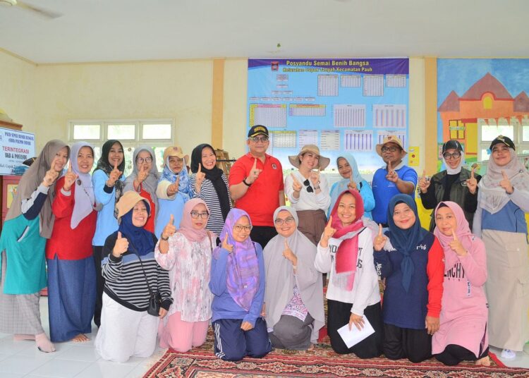 Pj Wali Kota Padang bersama kader Posyandu Semai Benih Bangsa (SBB) Palimo, Kelurahan Cupak Tangah, Kecamatan Pauh.