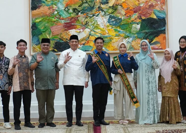 Foto bersama Pj Wali Kota Padang Panjang dengan Duta GenRe.