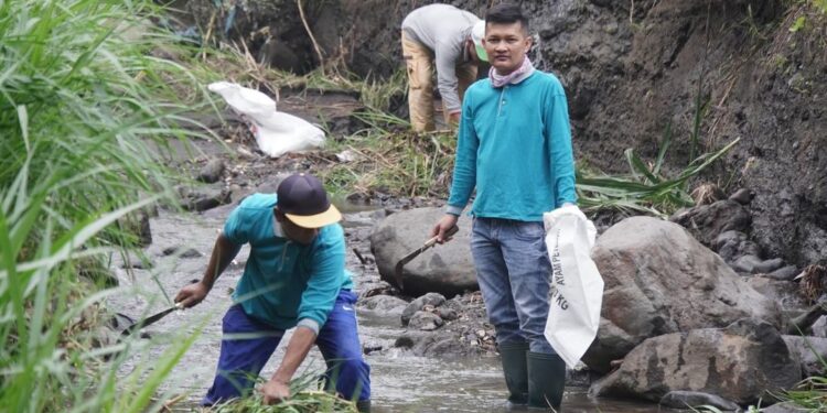 Pemko Padang Panjang gotong royong bersama warga membersihkan aliran sungai Batang Sikakeh (foto: Diskominfo Padang Panjang)