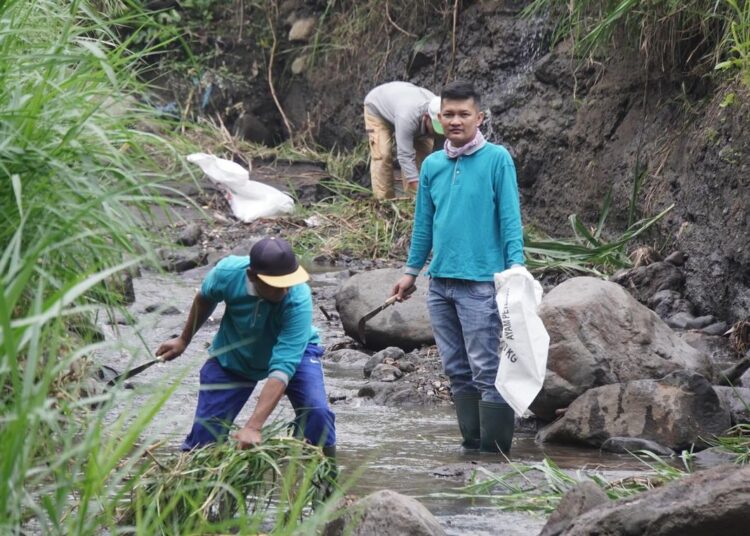 Pemko Padang Panjang gotong royong bersama warga membersihkan aliran sungai Batang Sikakeh (foto: Diskominfo Padang Panjang)