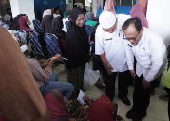 Pemko Padang Panjang menyalurkan bantuan (foto: Diskominfo Padang Panjang).