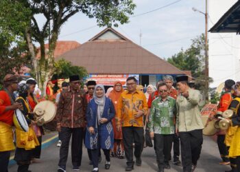 Tim Juri Lomba Perpustakaan SMA/SMK/MA Terbaik Tingkat Nasional 2024 meninjau Perpustakaan SMA N 1 Padang Panjang (foto: Diskominfo Kota Padang Panjang).