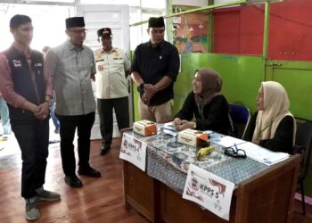 Penjabat (Pj) Wali Kota Padang Panjang Sonny Budaya Putra bersama Forkopimda meninjau sejumlah Tempat Pemungutan Suara (TPS), Sabtu (13/7/2024)