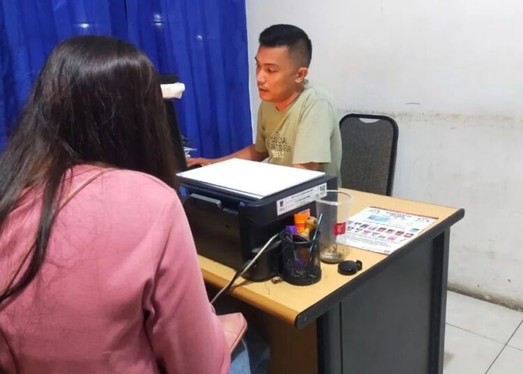 Dua perempuan diamankan petugas (foto: Satpol PP Kota Padang)