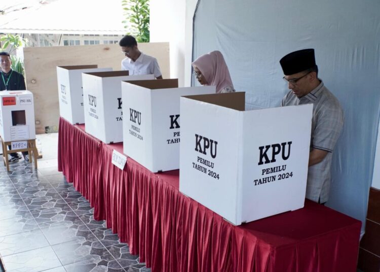 Penjabat (Pj) Wali Kota Padang Panjang H. Sonny Budaya Putra bersama istri, Hj. Sri Hidayani Sonny dan anak sulungnya, Bima Aditya memilih di Pemungutan Suara Ulang (PSU) Dewan Perwakilan Daerah (DPD) RI, Sabtu (13/7/2024).