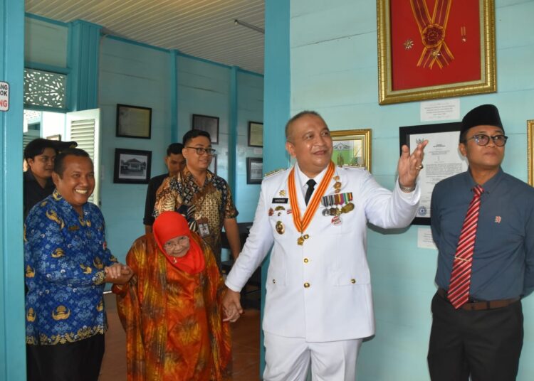 Pj Wali Kota Padang Andree Algamar ke rumah kelahiran Wali Kota Padang ke-2, Bagindo Aziz Chan (foto: Diskominfo Kota Padang).