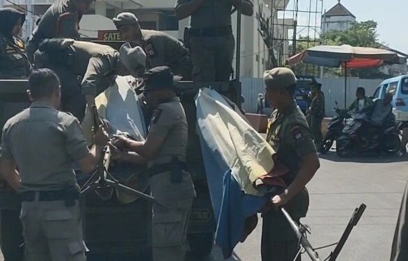 Petugas bongkar lapak PKL di sejumlah kawasan di Kota Padang (foto: Instagram Satpol PP Kota Padang)