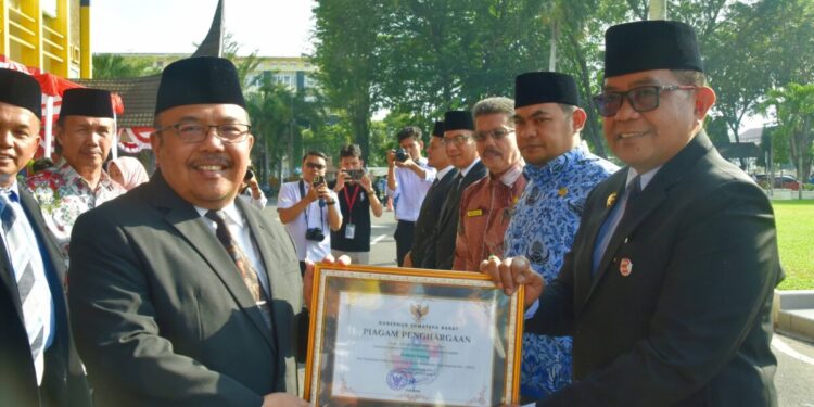 Sekretaris Daerah Provinsi Sumbar Hansastri menyerahkan penghargaan kepada Pj Sekretaris Daerah Kota Padang Yosefriawan, Rabu  (17/7/2024).