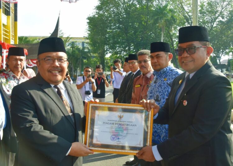 Sekretaris Daerah Provinsi Sumbar Hansastri menyerahkan penghargaan kepada Pj Sekretaris Daerah Kota Padang Yosefriawan, Rabu  (17/7/2024).