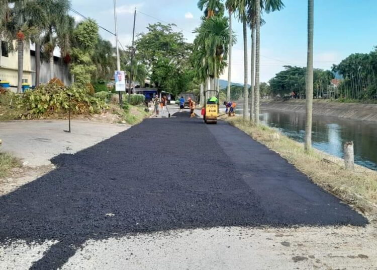 Dinas PUPR Kota Padang melakukan perbaikan jalan di Tepi Banda Bakali.