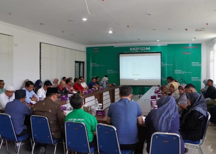 Rapat evaluasi untuk capaian penginputan data IGA 2024 di Aula BKPSDM Kota Padang Panjang, Jumat (26/7/2024) 