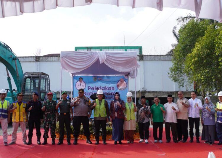 Foto bersama usai peletakan batu pertama pembangunan Gedung Instalasi Diagnostic Terpadu (IDT) RSUD Kota Padang Panjang, Jumat (26/7).