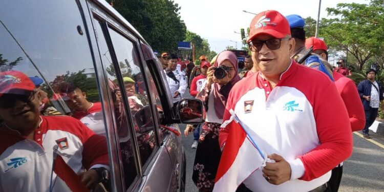 Penjabat Wali Kota Padang Andree Algamar membagikan bendera merah ke penggguna jalan di depan Balai Kota Padang, Rabu (31/7).