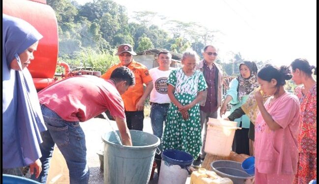 Distribusi air bersih ke rumah warga (foto: Diskominfo Padang)