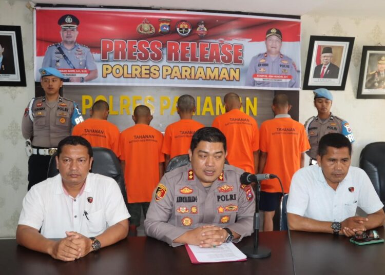 Lima pelaku dihadirkan saat konferensi pers di Mapolres Pariaman, Selasa (23/7).