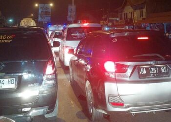 Macet di Lubuk Begalung Kota Padang pada Sabtu malam (6/7).