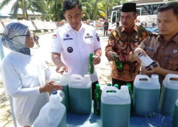 Bupati Dharmasraya, Sutan Riska Tuanku Kerajaan bersama Ketua DPRD Dharmasraya, Pariyanto dan Kadis Kumperdag Dharmasraya, Roni Puska saat melihat produk IKM Dharmaraya.