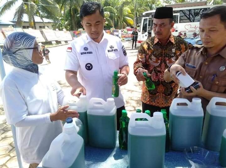 Bupati Dharmasraya, Sutan Riska Tuanku Kerajaan bersama Ketua DPRD Dharmasraya, Pariyanto dan Kadis Kumperdag Dharmasraya, Roni Puska saat melihat produk IKM Dharmaraya.