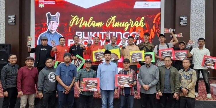 Wali Kota bersama para pemenang Bukittinggi Photography Competition 2024.