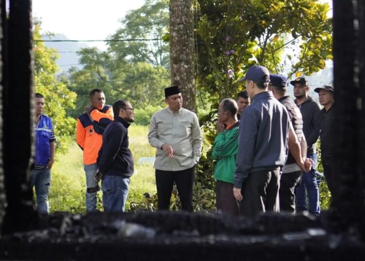 Pj Wali Kota Padang Panjang Sonny Budaya Putra mengunjungi rumah korban kebakara di RT 9, Sungai Andok, Kelurahan Tanah Hitam, Minggu (21/4/2024).