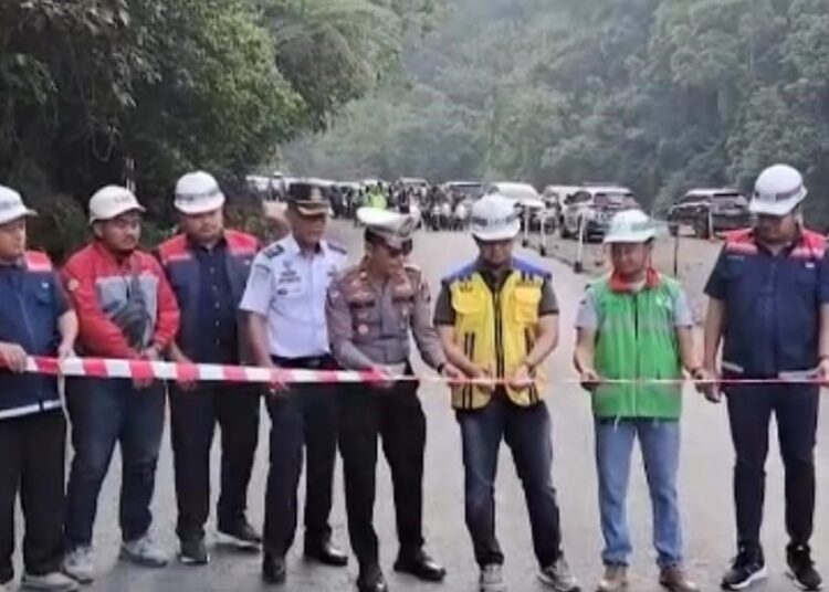 Jalan Raya Padang-Bukittinggi di Lembah Anai resmi dibuka kembali pada Minggu (21/7). ist