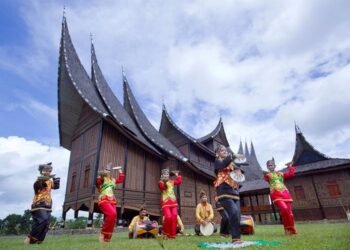 Ini 15 Tarian Adat di Sumatera Barat