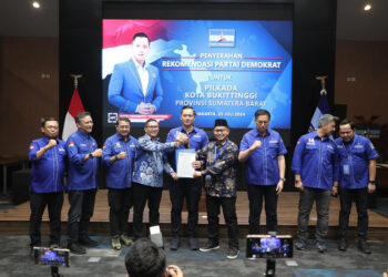 Ketum Demokrat Agus Harimurti Yudhoyono menyerahkan surat rekomendasi kepada Ramlan Nurmatias-Ibnu Asis untuk Pilkada Kota Bukittinggi 2024.