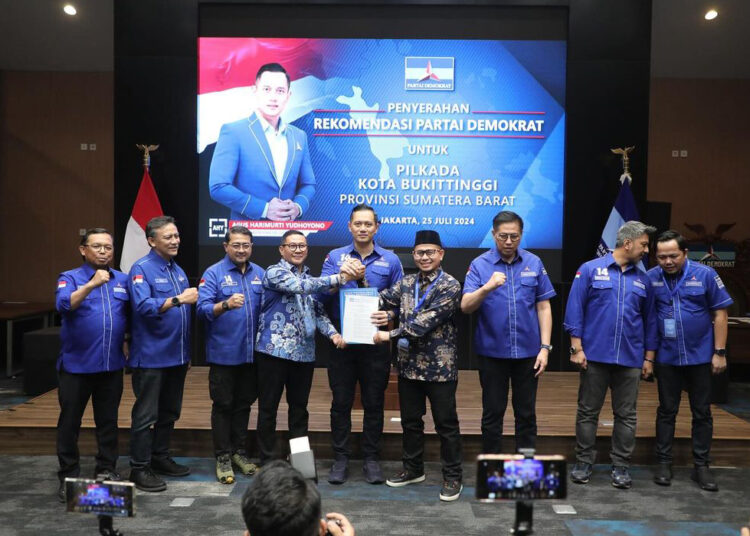 Ketum Demokrat Agus Harimurti Yudhoyono menyerahkan surat rekomendasi kepada Ramlan Nurmatias-Ibnu Asis untuk Pilkada Kota Bukittinggi 2024.