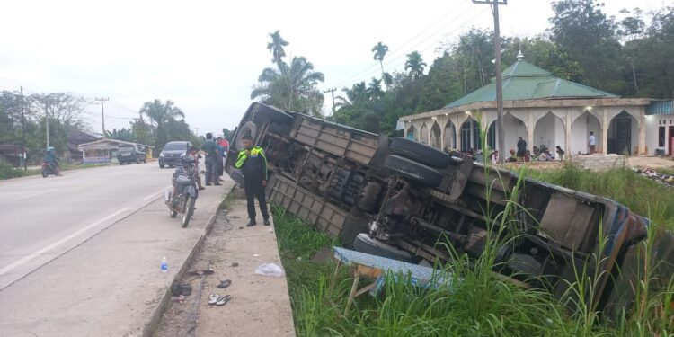 Bus terbalik di Dharmasraya