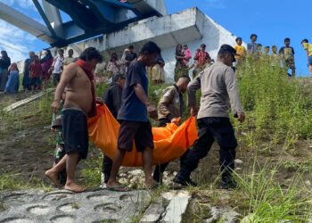 Proses evakuasi penemuan mayat di Lubuk Begalung.