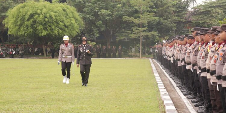 Upacara HUT ke-78 Bhayangkara di halaman Kantor Wali Kota Payakumbuh.