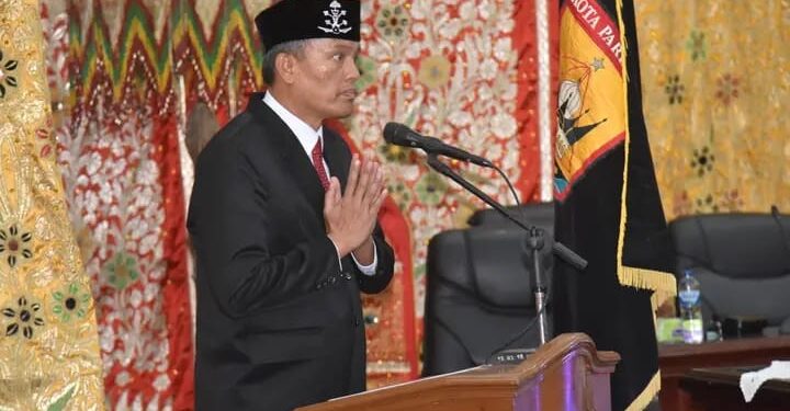 Pj Wali Kota Pariaman menangis saat sidang Paripurna HUT Kota Pariaman ke-22.