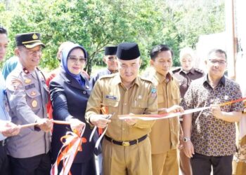 Pengguntingan pita oleh Sekda Adlisman didampingi Kajari Dharmaraya, Ariana Juliastuty dan Wakil Ketua DPRD Dharmasraya, Adi Gunawan pada pembukaan Adhyaksa Fair 2024.