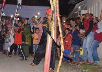 Manabang Batang Pisang dalam rangkaian prosesi Tabuik di Pariaman.