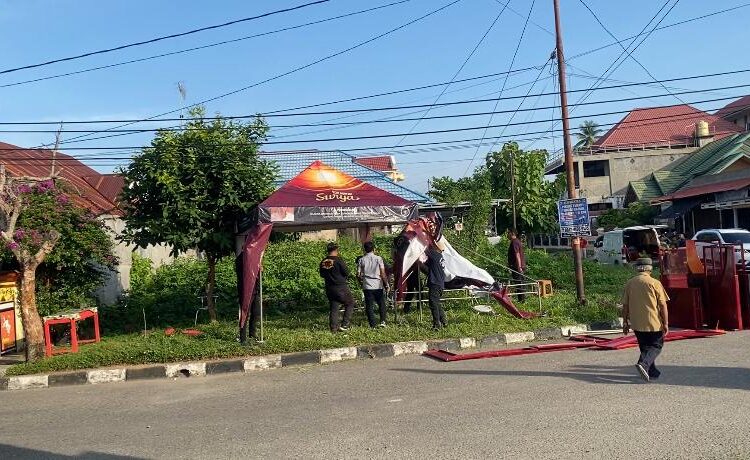 Stand rokok yang berdiri di area Festival Tabuik Piaman dibongkar.