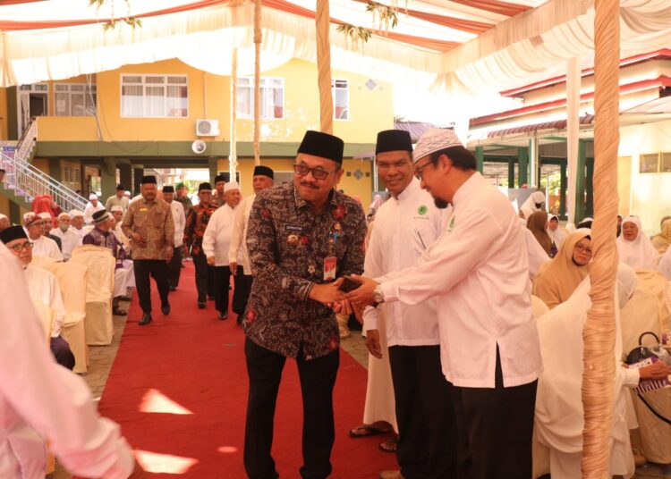 Pj Wali Kota Payakumbuh Suprayitno menyambut jemaah haji.