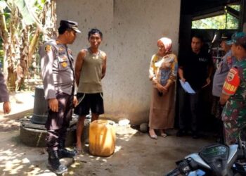 Petugas gabungan melakukan razia tuak di Nagari Wonosari, Kecamatan Kinali Pasaman Barat. Ist